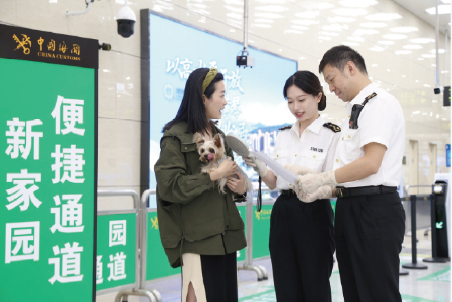 拱北海關工作人員驗放澳門居民攜帶寵物經“新家園”便 捷通道通關。