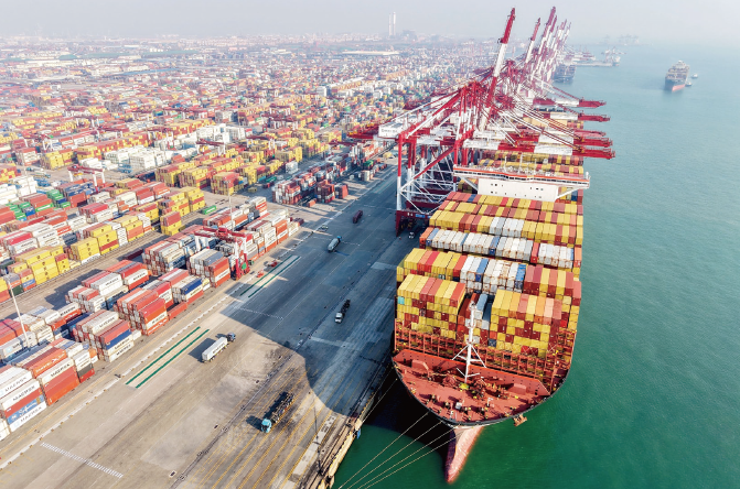 2025年1月13日，山東港口青島前灣港，貨輪在裝卸外貿集裝箱。