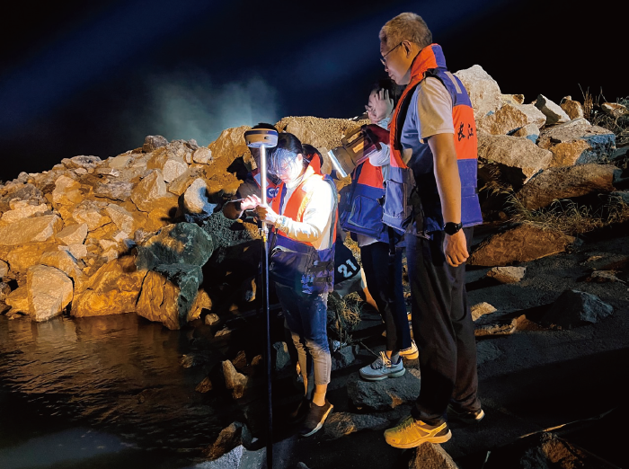 2024年7月6日，長江委黨員防汛抗旱應急突擊隊在湖南省 岳陽市華容縣團洲垸洞庭湖一線堤防決口險情現場開展水文應 急監測。