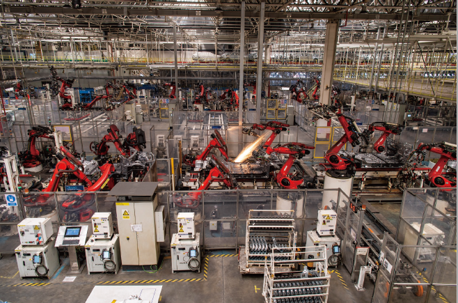 2025年1月3日，浙江省金華市新能源汽車小鎮的工廠車間 里，智能化生產線繁忙有序運轉。