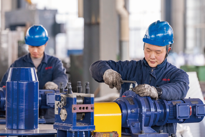 2024年12月31日，在位于江蘇省海安市大公鎮的江蘇銘鵬裝備有限公司生產車 間內，工人們正在趕制訂單。