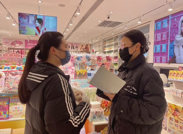 作者（ 右） 深入縣城商戶開展調研。