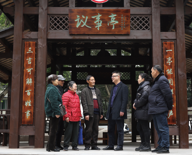 2024年3月11日，重慶市豐都縣三合街道南天湖中路社區干部群眾在 鄰里議事亭下協商解決矛盾糾紛。