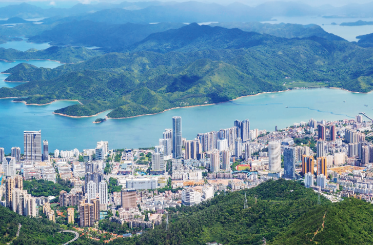 《深圳市國土空間總體規劃（ 2021—2035年）》 提出持續優化“多中心、組團式、生態 型”的城市空間結構，促進都市核心圈擴容提質，圖為深圳市鹽田區鳥瞰。