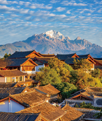 清晨的麗江古城和玉龍雪山。