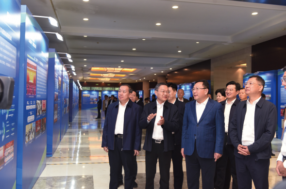 2024年10月10日，山東省模范機關建設“三級聯動”經驗交流會在淄博市召開，圖 為參會人員在參觀模范機關建設圖片展。