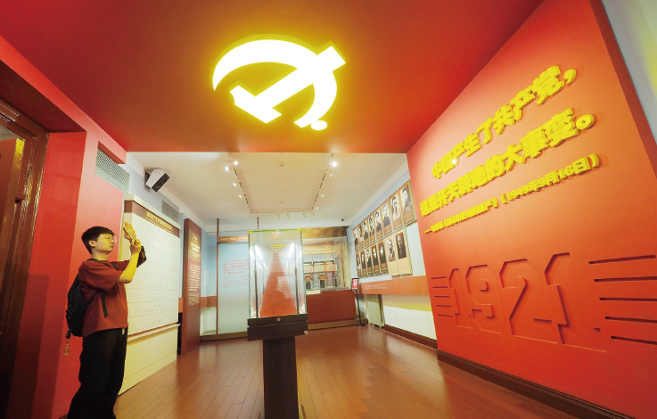 2024年6月29日，觀眾在參觀“光輝偉業 紅色序章—北大紅樓與中國共產黨早期北 京革命活動主題展”。