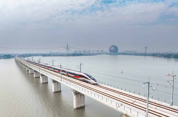 黨的二十屆三中全會提出，完善實施區域協調發展戰略，推動長三角等地區更好發揮高質量發展動力源作用。圖為2024年12月26日， G9508次列車從湖州東站開出，滬蘇湖高鐵正式通車。