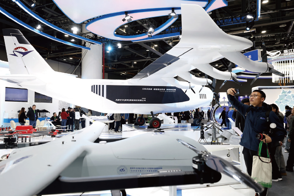 黨的二十屆三中全會提出，推動科技創新和產業創新融合發展。圖為2024年12月5日， 在第六屆浙江國際智慧交通產業博覽會航空產業（ 低空經濟） 館展出的全球首款噸級超級 混動貨運無人機。
