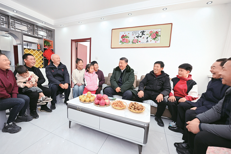 2025年1月22日至24日，中共中央總書記、國家主席、中央軍委主席習近平冒著嚴寒來到遼寧，看望慰問基層干部群眾。這是22日下午，習近平在葫蘆島市綏中縣明水滿族鄉祝家溝村考察時，同村民王寶維一家圍坐一起拉家常。 新華社記者 謝環馳/攝
