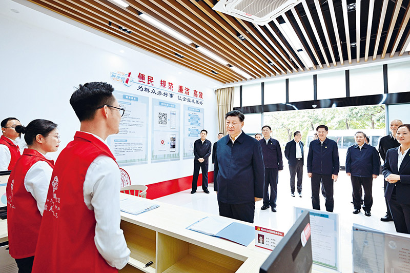 　2023年12月14日至15日，中共中央總書記、國家主席、中央軍委主席習近平在廣西考察。這是14日上午，習近平在南寧市良慶區蟠龍社區黨群服務中心考察。 新華社記者 燕雁/攝