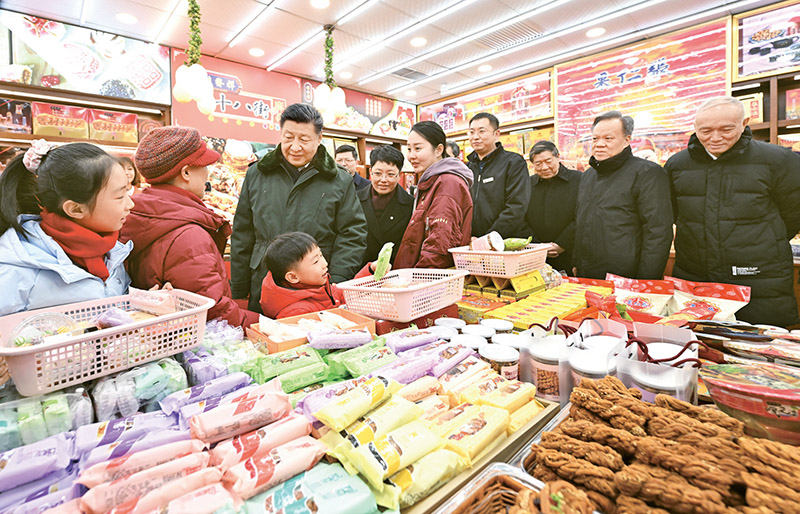 　　2024年2月1日至2日，中共中央總書記、國家主席、中央軍委主席習近平來到天津，看望慰問基層干部群眾。這是1日下午，習近平在天津古文化街考察時，走進店鋪同現場群眾互動交流。 新華社記者 謝環馳/攝