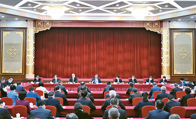 2023年3月6日，中共中央總書記、國家主席、中央軍委主席習近平看望參加全國政協十四屆一次會議的民建、工商聯界委員，并參加聯組會，聽取意見和建議。中共中央政治局常委、全國政協十四屆一次會議主席團會議主持人王滬寧，中共中央政治局常委蔡奇、丁薛祥參加看望和討論。 新華社記者 謝環馳/攝