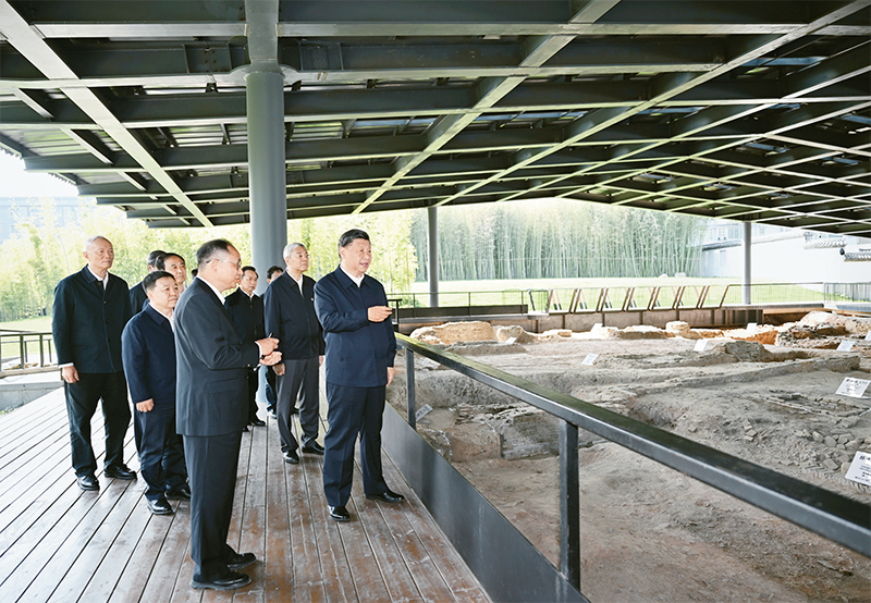 2023年10月10日至13日，中共中央總書記、國家主席、中央軍委主席習近平在江西考察。這是11日上午，習近平在景德鎮市陶陽里歷史文化街區南麓遺址考察。 新華社記者 謝環馳/攝