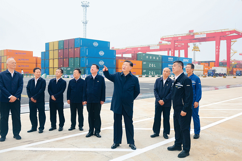 2024年5月22日至24日，中共中央總書記、國家主席、中央軍委主席習近平在山東考察。這是22日下午，習近平在日照港察看全自動化集裝箱碼頭作業場景。 新華社記者 鞠鵬/攝