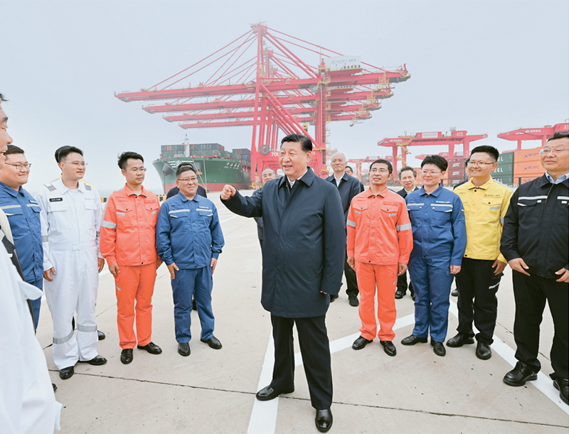 2024年5月22日至24日，中共中央總書記、國家主席、中央軍委主席習近平在山東考察。這是22日下午，習近平在日照港親切慰問港口科技工作者、運營人員、航運人員。 新華社記者 謝環馳/攝