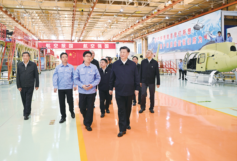 2023年10月10日至13日，中共中央總書記、國家主席、中央軍委主席習近平在江西考察。這是11日上午，習近平在景德鎮市昌河飛機工業（集團）有限公司考察。 新華社記者 燕雁/攝