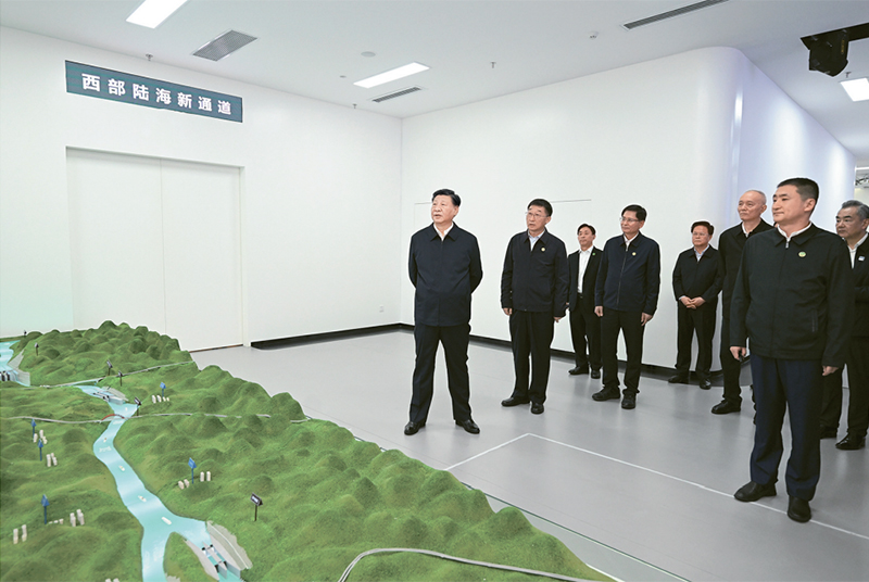 2023年12月14日至15日，中共中央總書記、國家主席、中央軍委主席習近平在廣西考察。這是14日上午，習近平在南寧市考察中國—東盟信息港股份有限公司，結合平陸運河沙盤聽取西部陸海新通道骨干工程建設匯報。 新華社記者 謝環馳/攝