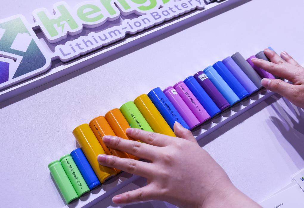 參展商在第135屆廣交會新能源展區布置鋰電池展品（2024年4月15日攝）。新華社記者 劉大偉 攝