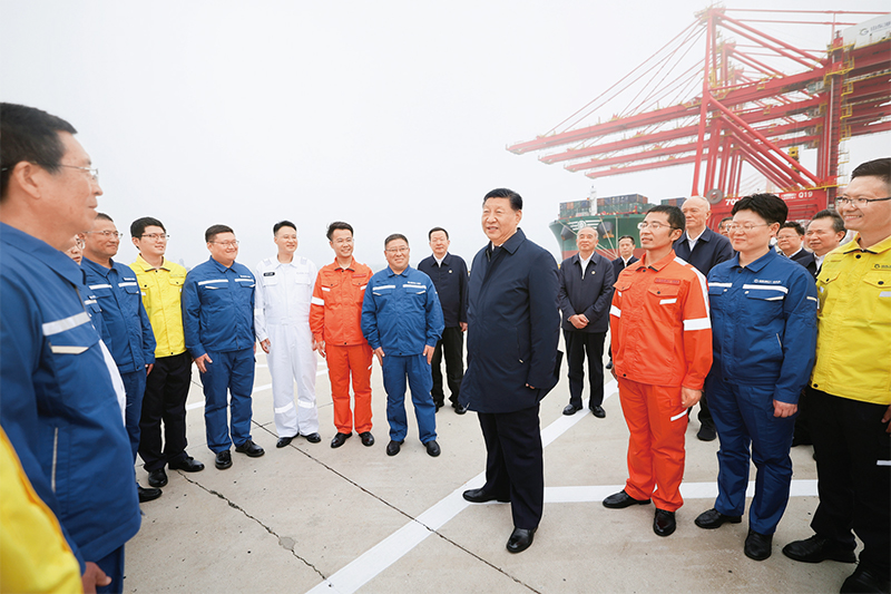 　2024年5月22日至24日，中共中央總書記、國家主席、中央軍委主席習近平在山東考察。這是22日下午，習近平在日照港親切慰問港口科技工作者、運營人員、航運人員。 新華社記者 鞠鵬/攝