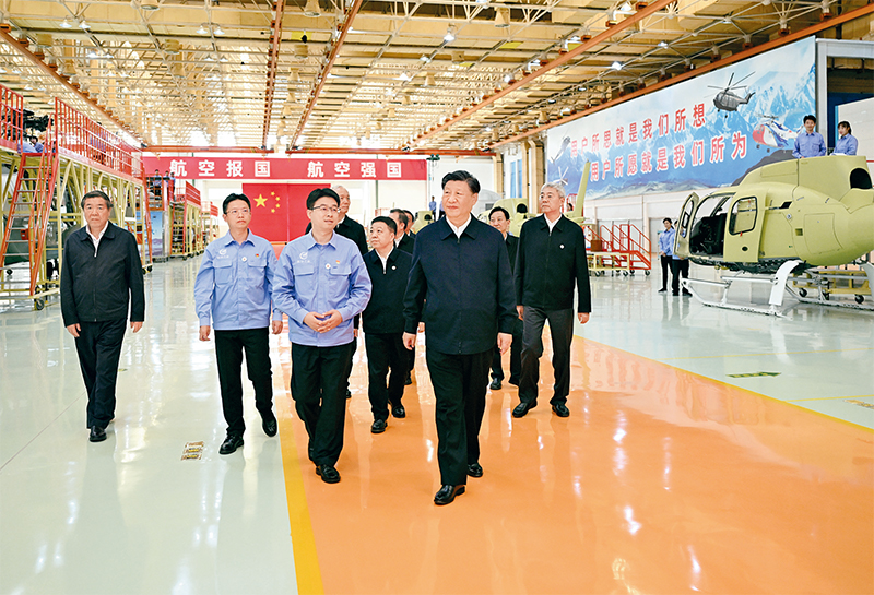 　　2023年10月10日至13日，中共中央總書記、國家主席、中央軍委主席習近平在江西考察。這是11日上午，習近平在景德鎮市昌河飛機工業（集團）有限公司考察。 新華社記者 燕雁/攝