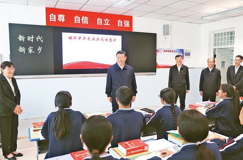 　　2024年6月18日至19日，中共中央總書記、國家主席、中央軍委主席習近平在青?？疾?。這是18日下午，習近平在果洛西寧民族中學高一（1）班觀摩“新時代、新家鄉”主題思政課。 新華社記者 鞠鵬/攝