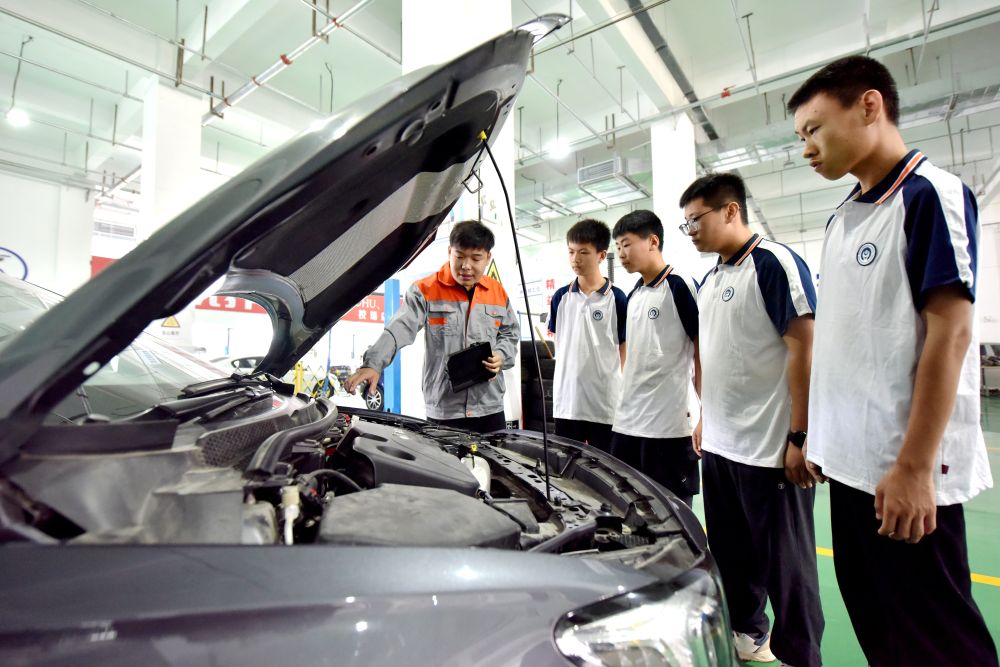 2024年6月7日，河北省邢臺市威縣職業技術教育中心教師在指導學生學習汽車維修技術。新華社記者 王曉 攝