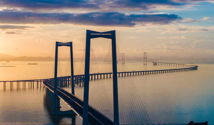 2024年6月27日，沐浴在晨曦中的深中通道（無人機照片）。新華社記者毛思倩 攝