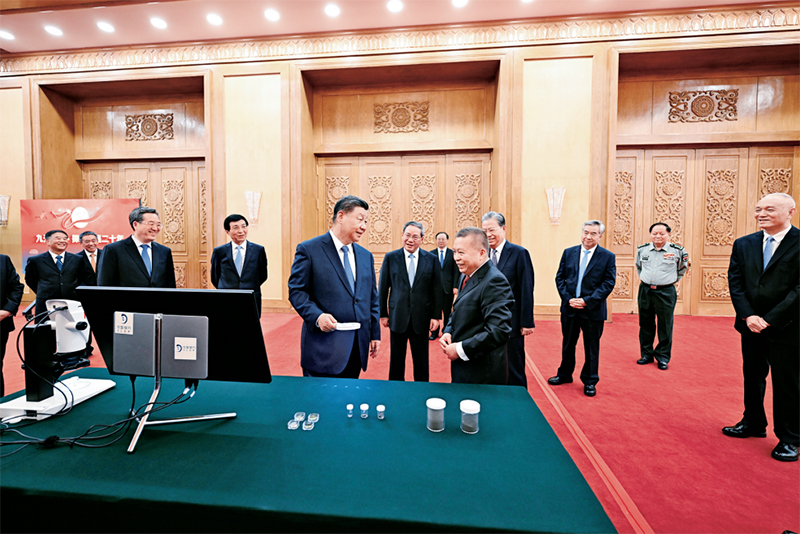 2024年9月23日，黨和國家領導人習近平、李強、趙樂際、王滬寧、蔡奇、丁薛祥、李希等在人民大會堂接見探月工程嫦娥六號任務參研參試人員代表并參觀月球樣品和探月工程成果展覽。這是習近平等參觀月球樣品和探月工程成果展覽。 新華社記者 謝環馳/攝