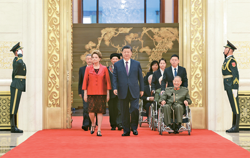 2024年9月29日，中華人民共和國國家勛章和國家榮譽稱號頒授儀式在北京人民大會堂金色大廳隆重舉行。中共中央總書記、國家主席、中央軍委主席習近平同國家勛章和國家榮譽稱號獲得者一同步入會場。 新華社記者 王曄/攝　　