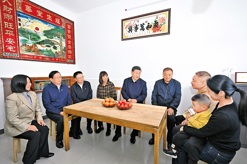 2024年11月4日至6日，中共中央總書記、國家主席、中央軍委主席習近平在湖北考察。這是5日上午，習近平在咸寧市嘉魚縣潘家灣鎮四邑村村民熊成龍家，同一家人圍坐在一起拉家常。 新華社記者 燕雁/攝