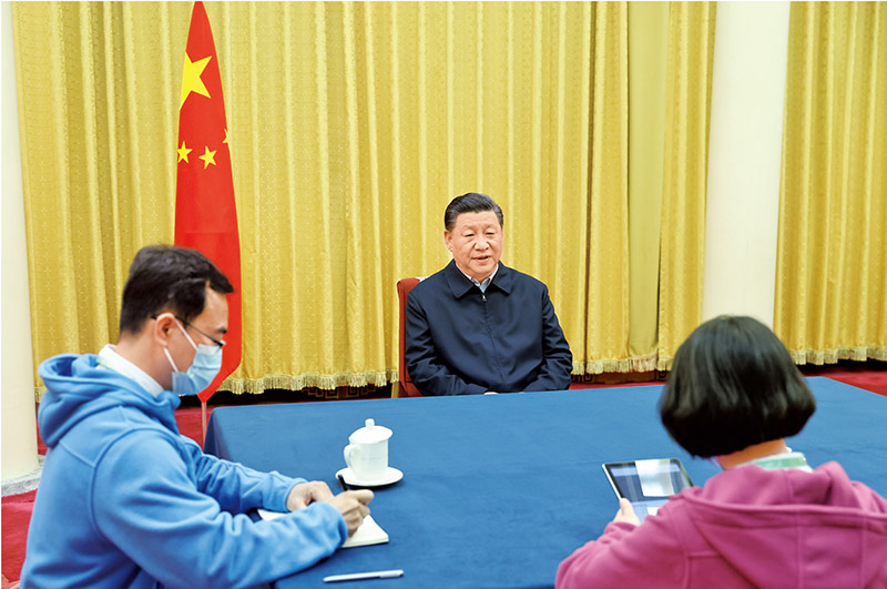 2020年11月2日，中共中央總書記、國家主席、中央軍委主席習近平在北京中南海參加第七次全國人口普查登記。這是習近平在回答普查員的詢問。 新華社記者 鞠鵬/攝