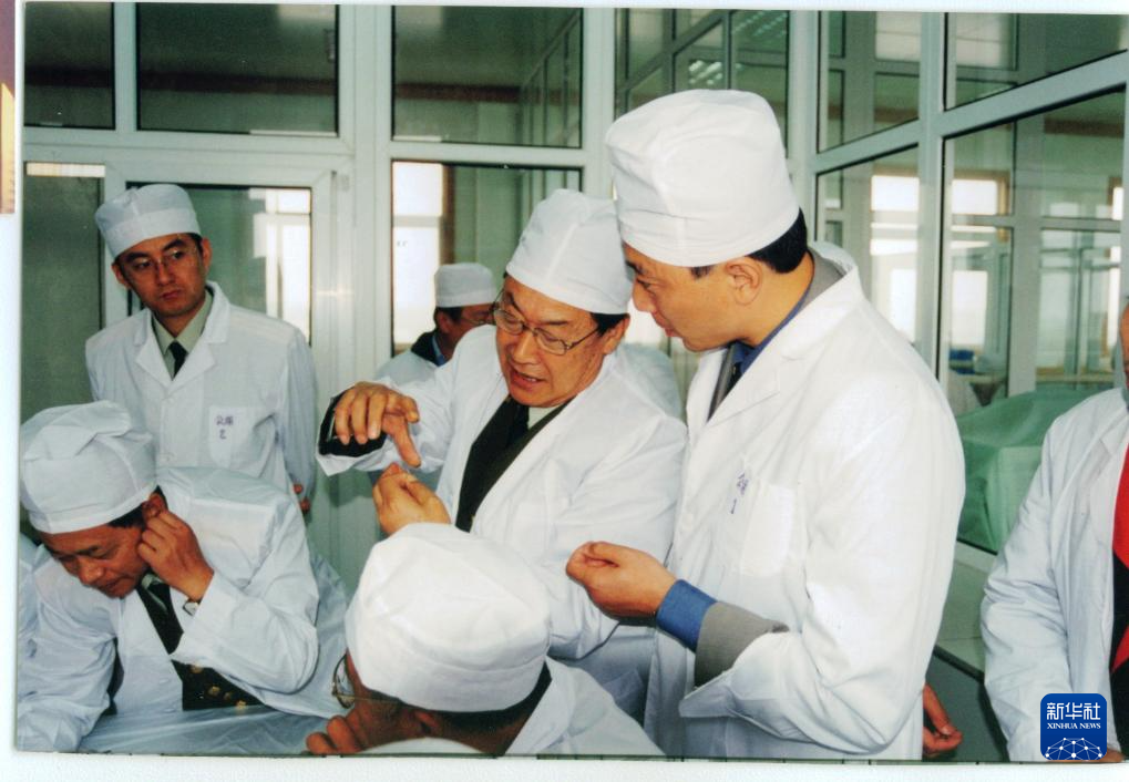 王永志（右二）深入載人航天工程研制一線。（資料照片）