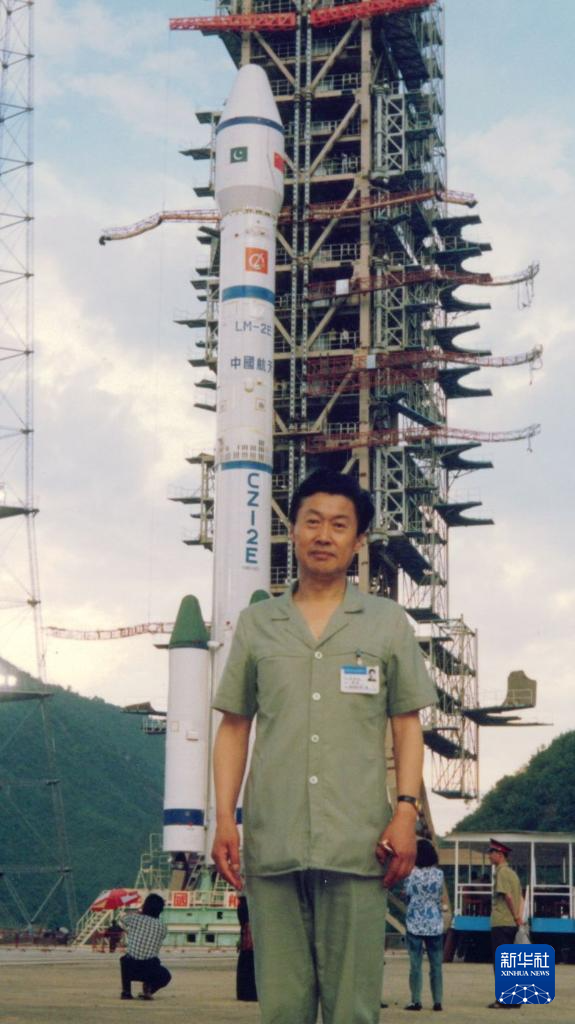 王永志在長征二號捆綁式運載火箭發射前留影。（資料照片）