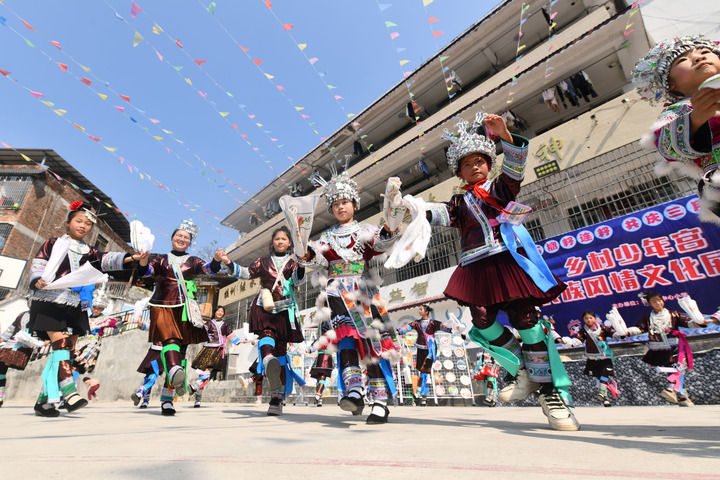 2025年3月25日，廣西柳州市融水苗族自治縣桿洞鄉中心小學學生在跳蘆笙踩堂舞。新華社記者 黃孝邦 攝