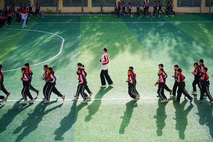 2025年4月24日，在新疆克州阿圖什市哈拉峻鄉謝依特小學，支教教師帶領學生晨跑。新華社記者 徐宏巖 攝