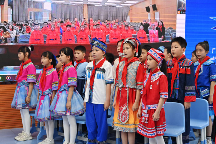 2025年3月28日，在“壯蒙一家親 共筑中國夢”手拉手主題云隊會上，廣西南寧市濱湖路小學四（1）中隊隊員通過網絡和內蒙古鄂爾多斯東勝區第十二小學四（9）中隊隊員一起唱《中國少年先鋒隊隊歌》。新華社記者 周華 攝
