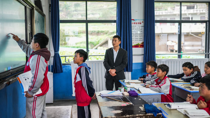 2024年11月21日，在地處烏蒙山區的貴州省六盤水市水城區亮巖小學，學生在供暖的教室內學習。新華社記者 陶亮 攝