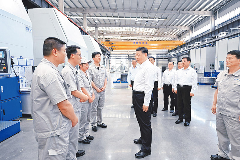 2025年5月19日至20日，中共中央總書記、國家主席、中央軍委主席習近平在河南考察。這是19日下午，習近平在洛陽軸承集團股份有限公司智能工廠考察時，同企業職工親切交流。 新華社記者 燕雁/攝