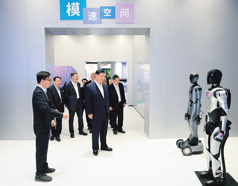 2025年4月29日，中共中央總書記、國家主席、中央軍委主席習近平在上?？疾?。這是習近平在位于徐匯區的上?！澳Ｋ倏臻g”大模型創新生態社區，聽取相關技術研發和企業生產經營介紹。 新華社記者 王曄/攝